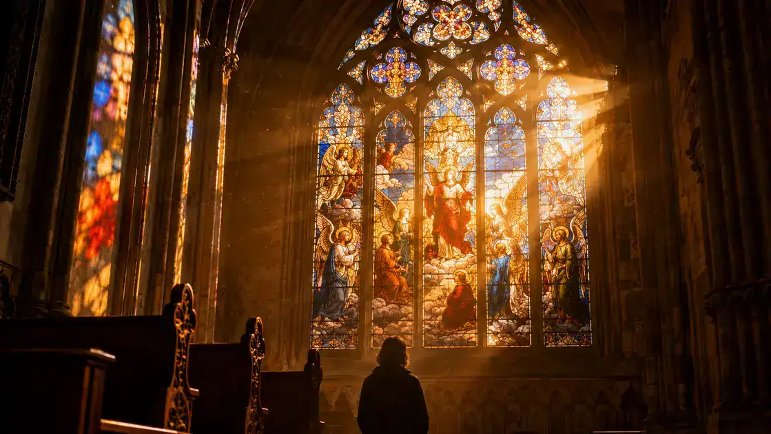Vidrieras que cuentan cielos: luz, color y mensaje angelical